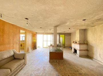 Casa · 220m² · 3 Recámaras · Oportunidad en Cda. Nogales: Casa de 40 Años con Estructura Sólida en 225 m² de Terreno. ¡Remodela a