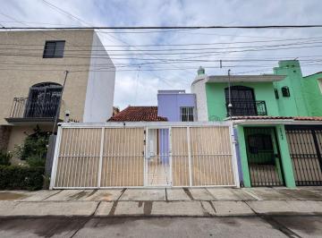 Casa · 115m² · 3 Recámaras · 2 Estacionamientos · Casa en Renta Cerca de Plaza La Perla