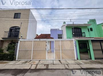 Casa · 115m² · 3 Recámaras · 2 Estacionamientos · Casa en Renta Cerca de Plaza La Perla
