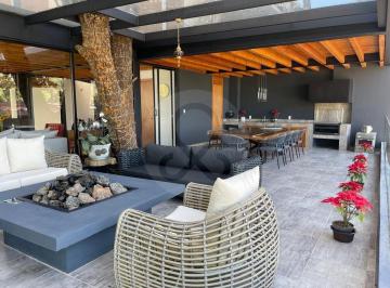 Casa · 350m² · 4 Recámaras · 4 Estacionamientos · Casa en Venta en Avándaro