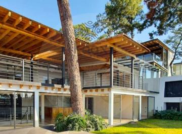 Casa · 525m² · 4 Recámaras · 3 Estacionamientos · Casa en Renta en Avándaro