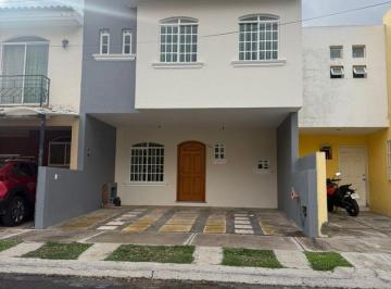 Casa de 3 habitaciones, Zapopan · Casa en Renta en Coto Los Sauces, Zona Centinela