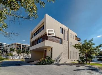 Casa · 650m² · 4 Recámaras · 2 Estacionamientos · Puerto Cancun Casa en Venta