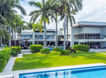 Casa · 2650m² · 4 Recámaras · 6 Estacionamientos · Mansión en Venta Isla Dorada Cancún