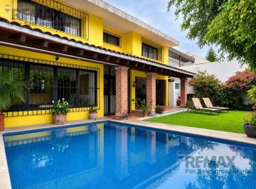 Casa · 384m² · 4 Recámaras · 2 Estacionamientos · Venta de Casa con Alberca en Palmira, Cuernavaca…clave 6261
