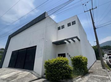 Casa · 320m² · 2 Recámaras · 8 Estacionamientos · Venta de Quinta Totalmente Equipada en Jardines de La Silla