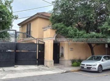 Casa · 326m² · 3 Recámaras · 2 Estacionamientos · Casa en Venta en San Pedro Garza García