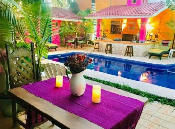 Edificio , Cozumel · Casa de Huéspedes de 7 Habitaciones con Arquitectura Colonial Mexicana, Piscina, en Venta y Renta