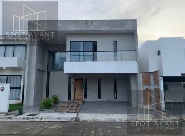 Casa · 215m² · 2 Estacionamientos · Casa en Venta, Fracc. Los Manantiales, Riviera Veracruzana, Tipo Minimalista