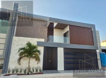 Casa · 329m² · 3 Recámaras · 2 Estacionamientos · Casa en Venta en Fracc. Palmas Green.