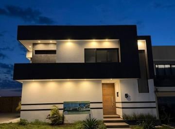 Casa · 256m² · 2 Estacionamientos · Casa en Venta en Fracc. Punta Tiburón