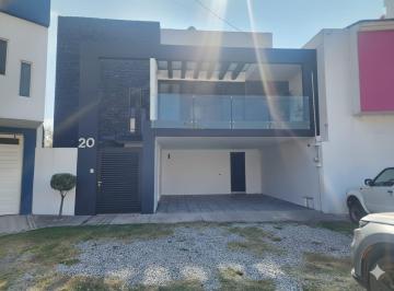 N/A · Casa en Venta en Xilotzingo I 5 Recámaras, Roof Garden y Seguridad