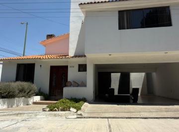 N/A · Amplia Casa en Esquina con Departamento Independiente