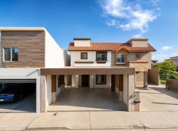 N/A · Renta Casa | Puerta de Hierro - Excelente Ubicación y Seguridad.