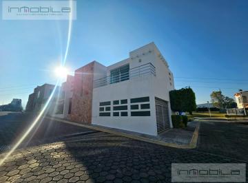 Casa · 263m² · 3 Recámaras · 2 Estacionamientos · Excelente Casa en Esquina Zona Xilotzingo Fracc Privado $4,590,000