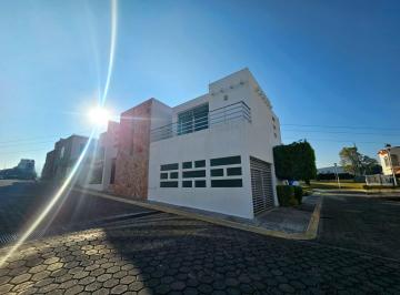 Casa · 263m² · 3 Recámaras · 2 Estacionamientos · Excelente Casa en Esquina Zona Xilotzingo Fracc Privado $4,350,000