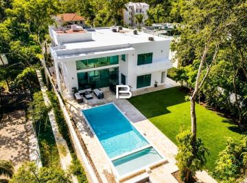 Casa · 526m² · 4 Recámaras · 4 Estacionamientos · Casa en Cancún