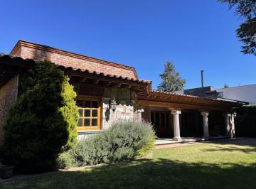 Casa · 500m² · 3 Recámaras · 6 Estacionamientos · Casa en Venta o Renta Sobre Campo de Golf