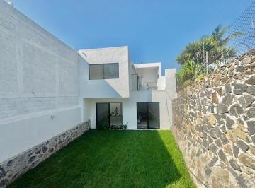 Casa · 150m² · 3 Recámaras · 2 Estacionamientos · Casa con Alberca y Jardin en Fracc Las Brisas de Cuernavaca