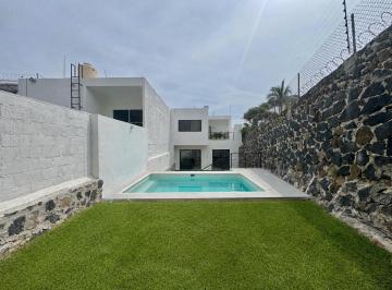 Casa · 150m² · 3 Recámaras · 2 Estacionamientos · Casa con Alberca y Jardin en Fracc Las Brisas de Cuernavaca