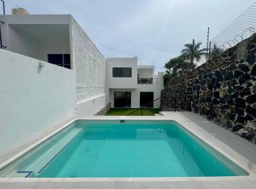Casa · 150m² · 3 Recámaras · 2 Estacionamientos · Casa con Alberca y Jardin en Fracc Las Brisas de Cuernavaca