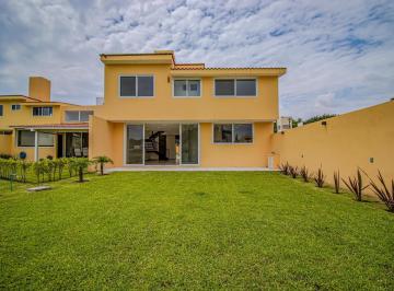 Casa · 218m² · 4 Recámaras · 2 Estacionamientos · Casa con 5 Rec en Fraccionamiento con Casa Club, Albercas, Cancha