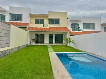 Casa · 165m² · 4 Recámaras · 2 Estacionamientos · Casa Sola con Alberca Privada, 4 Recamaras en Fraccionamiento Al Sur de Cuernavaca