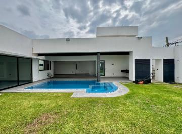 Casa · 350m² · 4 Recámaras · 3 Estacionamientos · Casa de un Nivel en Burgos con Alberca y Jacuzzi