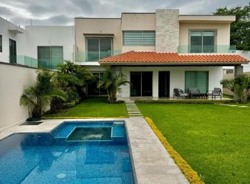 Casa · 260m² · 4 Recámaras · 2 Estacionamientos · Casa con Alberca Privada, Jacuzzi, 4 Recamaras en Fraccionamiento Al Sur de Cuernavaca