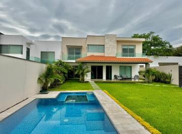 Casa · 260m² · 4 Recámaras · 2 Estacionamientos · Casa con Alberca Privada, Jacuzzi, 4 Recamaras en Fraccionamiento Al Sur de Cuernavaca