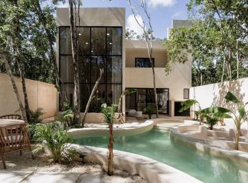 Casa · 220m² · 4 Recámaras · 2 Estacionamientos · Casa con Jardin y Alberca Privada en Venta Tulum Muy Cerca de La Playa