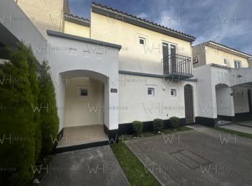 Casa · 2 Estacionamientos · Renta en Hacienda Santa Maria, San Meteo Atenco, Estado de México
