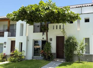 Casa en condominio · 114m² · 1 Estacionamiento · Casa en Condominio con Alberca Climatizada y Casa Club