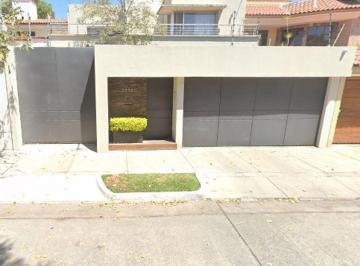 Casa en Venta de 3 habitaciones  · Av Novelistas, Jardines Vallarta, Zapopan, Jal.