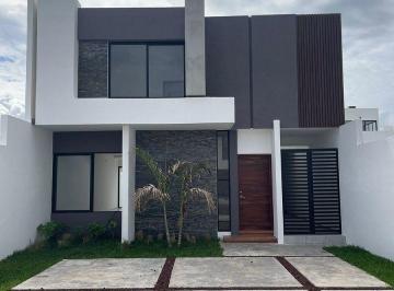 e71c73351a0a5c55743e04ec18eb925252b5a080a2073e8b49b5a0b1f64b3b2d · Casa en Venta en Veracruz Fracc. Lomas de La Rioja con Amplio Jardín