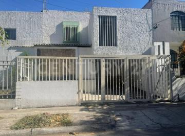Casa · 158m² · 4 Recámaras · 1 Estacionamiento · Casa en Renta en Pinar de La Calma, Zapopan.