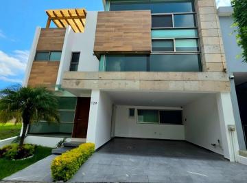 Casa en condominio · 330m² · 4 Recámaras · 2 Estacionamientos · Lomas de Angelopolis 1, 4 Habitaciones