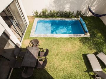 Casa · 350m² · 4 Recámaras · 2 Estacionamientos · Casa de 310 m² con 4 Habitaciones en Renta en Zirándaro
