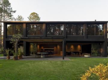 Casa · 366m² · 4 Recámaras · 3 Estacionamientos · Se Vende Casa en Avándaro, Valle de Bravo