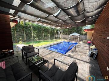 Casa · 687m² · 3 Recámaras · 4 Estacionamientos · Casa en Venta en Fraccionamiento Moratilla, con Alberca Techada