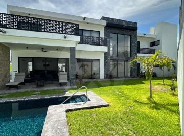 Casa · 530m² · 3 Recámaras · 4 Estacionamientos · Casa en Venta en Pueblo Tequesquitengo