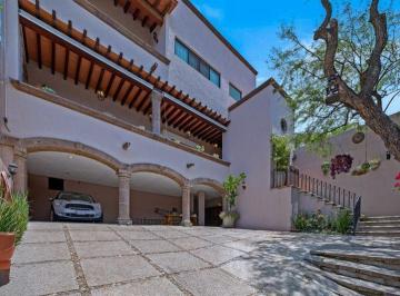 Casa · 512m² · 3 Recámaras · 6 Estacionamientos · Casa de 555 m² con 3 Recámaras en Venta en San Miguel de Allende Centro