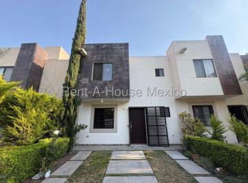 Casa · 90m² · 3 Recámaras · 2 Estacionamientos · Casa en Venta en Rincones del Marques, 3 Recamaras