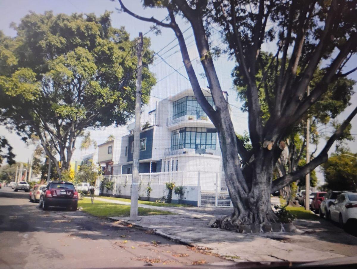 Casa en Venta en Esquina Colonia Moderna.