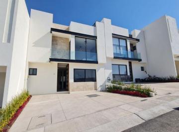 Casa · 160m² · 3 Recámaras · 2 Estacionamientos · Casa en Venta Zibata, 3 Recámaras con Baño Completo, Roof Garden.