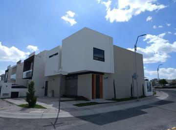 Casa · 230m² · 3 Recámaras · 2 Estacionamientos · Casa en Venta Juriquilla, Oficina, Sala Tv, 3 Recámaras, Amplios Espacios.