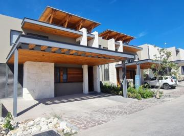 Casa · 280m² · 3 Recámaras · 3 Estacionamientos · Casa en Venta Altozano, Cuarto de Servicio, Estacionamiento Techado 3 Autos, Sala de Tv.