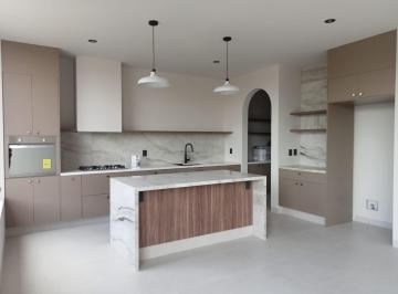 Casa · 340m² · 4 Recámaras · 2 Estacionamientos · Casa en Venta en Altozano, Hermosa Casa con Acabados de Lujo