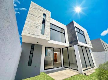 Casa · 213m² · 3 Recámaras · 2 Estacionamientos · Casa en Venta en Juriquilla, Amplio Espacios, Cocina con Isla, Sala de Tv