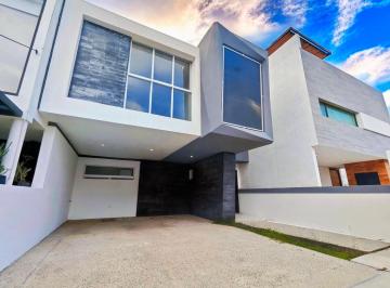 Casa · 233m² · 3 Recámaras · 2 Estacionamientos · Casa en Venta Zibata, Terraza, Sala de Tv, A/a Frio y Caliente.